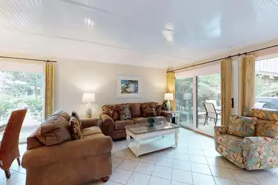 Image de Cuisine récemment rénovée, à quelques pas de la piscine communautaire, 10 couchages!