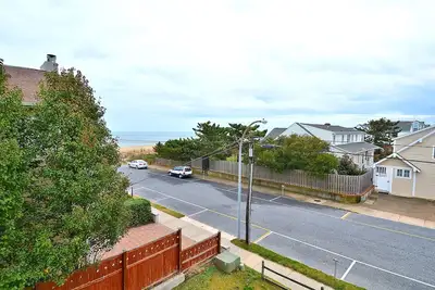 Image de Activités gratuites. À quelques pas de la plage, et la promenade est ce condo de 2 chambres, 1. 5 salles de bains.