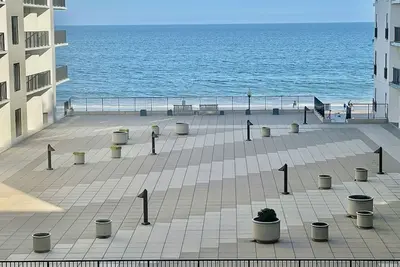 Image de Linge Et ACTIVITÉS Quotidiennes Inclus *! . Ocean Views / Oceanfront Bldg Sur Un Trottoir Avec Piscine Sur Le Toit. Lumineux et joyeux avec vue sur l'océan.