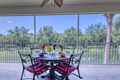 Image de Fort Myers, Floride, États-Unis 33908. Communauté fermée avec piscine / bain à remous. Près des plages