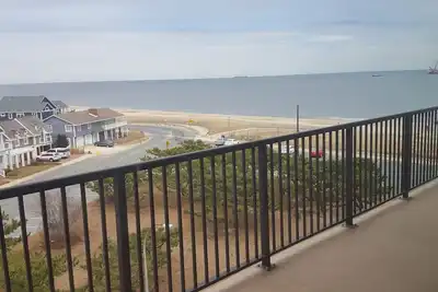Image de Linge Et ACTIVITÉS Quotidiennes Inclus! Bord De Mer / Immeuble De Bancs Avec Piscine Sur Le Toit. Profitez d'une vue magnifique de cette unité joliment rénovée.
