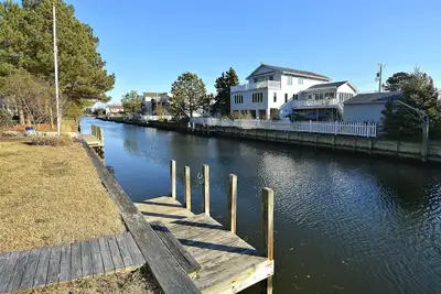 Image de ACTIVITÉS Quotidiennes Gratuites! ! Belle 4 chambres + Den, (deux chambres principales) 3. Maison de 5 salles de bain, située sur le canal, avec quai pour bateau, garage 2 voitures, à quelques pas de la plage surveillée.