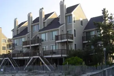 Image de ACTIVITÉS Quotidiennes Gratuites! ! Maison de ville en bord de mer joliment décorée à Kings Grant. 3 chambres plus boudoir, 4 salles de bain