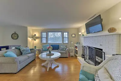 Image de Nouveau! Cape Cod Home avec vue et accès à Mill Pond!
