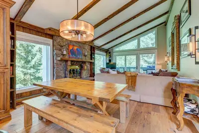 Image de Condo rénové avec terrasse - 7 minutes du village de Vail!