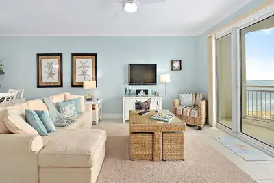 Image de Le bâtiment Gateway Grand 902 Deluxe en bord de mer comprend des parapluies, des chaises, des planches de bodyboard, des jouets et un chariot de plage!