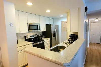 Image de Linge Inclus *! BÂTIMENT Oceanfront / Boardwalk Avec Piscine Sur Le Toit Cuisine toute neuve et entièrement équipée avec de nouveaux appareils!