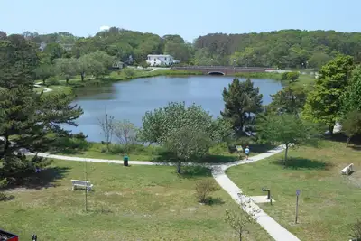 Image de Linge & ACTIVITÉS Quotidiennes Inclus *! BÂTIMENT Oceanfront / Boardwalk Avec Piscine Sur Le Toit Profitez de cette unité confortable, spacieuse, joliment rénovée et bien entretenue de 2 bdm / 2ba avec une excellente vue sur le lac Gerar et la ville de.