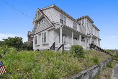 Image de ACTIVITÉS Gratuites! ! Située directement sur le front de mer, nichée au cœur du centre-ville, cette charmante maison de vacances dotée de 7 chambres et 5 salles de bains est le lieu de séjour idéal à pied ou à vélo dans Bethany Beach!
