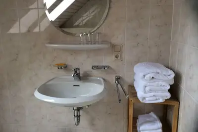 Image de Suite d'une chambre Ă trois chambres.