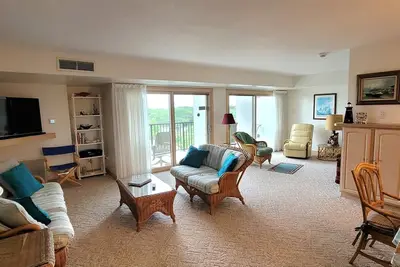Image de Linge Et ACTIVITÉS Quotidiennes Inclus! Bord De Mer / BÂTIMENT Avec Piscine Sur Le Toit Profitez de la vue magnifique sur le lac Gérar depuis ce condo de grand standing tout en prenant un café sur l'un des 3 balcons.