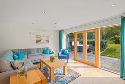 Image de Cette fantastique propriété contemporaine pour animaux de compagnie dispose d'un balcon orienté sud-ouest du mas