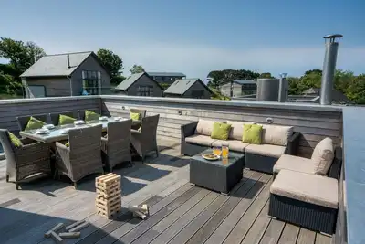 Image de Superbe maison connue sous le nom de Sky Deck en raison de son design innovant avec une grande terrasse sur le toit allo