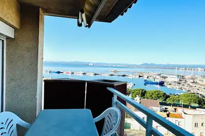 Image de Très bien situé, face le port pescheur de Roses, très ensoleillé avec fantastique vue. À 2