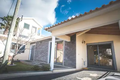 Image de Petite villa avec vue sur la mer et piscine récemment construite.