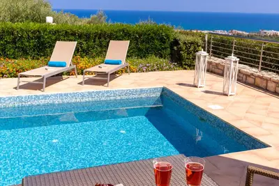 800m. de la mer, piscine privée, petit déjeuner gratuit, vue sur la mer, les familles