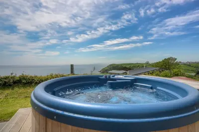 Image de Belle maison de vacances avec bain Ă remous, Ă quelques pas de la plage de Talland. . .