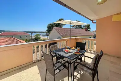 Image de Appartement d'une chambre avec la terrasse et la vue sur le mer Pasman (A-694-a)