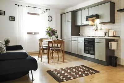 Image de Dans un endroit calme et central avec jardin