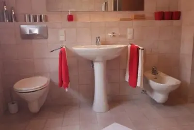 Image de Bien entretenu, spacieux appartement dans un endroit calme du village