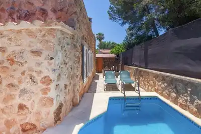 Image de Cosy Chalet avec piscine privée, A \/ C, Wi-Fi et barbecue à côté de Port Adriano