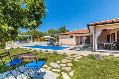 Image de Belle maison Ă Kunj avec WiFi