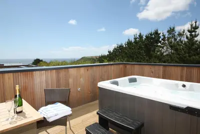 Image de Belle maison de vacances avec bain à remous, à quelques pas de la plage de Talland. . .