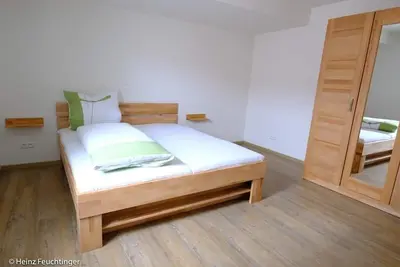 Image de Grand et moderne appartement meublé avec accès au balcon, sans obstacle