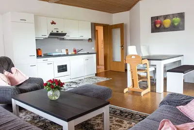 Image de Appartement avec une belle et grande baie vitrée avec accès au balcon