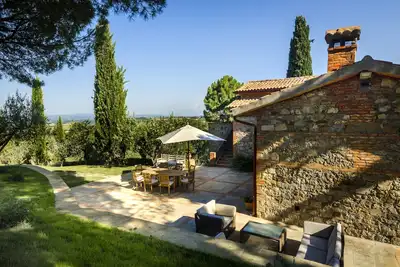 Image de La villa et la piscine offrent des vues imprenables à perte de vue