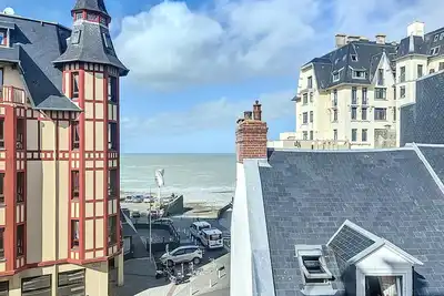 Image de Grand duplex en centre-ville avec vue, à 50m de la plage, ascenseur, et Wifi