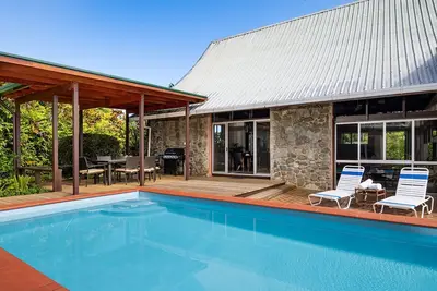 Image de Piscine, retraite arrière-cour, Wifi gratuit, à distance de marche de la plage et du restaurant