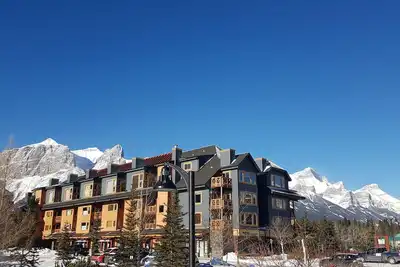 Image de Une vue imprenable sur Mtn! Magnifique condo 2 chambres \/ salle de bain. , WiFi gratuit \/ câble. Emplacement privilégié!