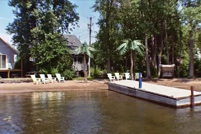 Image de Lure Cottage, à droite sur le hêtre. Palmiers, bateau à moteur gratuit.