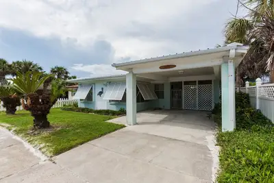 Image de Cozy Beach Bungalow 27 étapes à la plage!