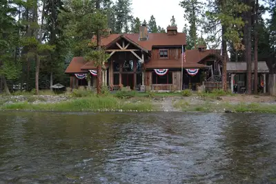 Image de Waterfront Bigfork \/ Glacier Park Luxury Check calendrier pour les aubaines de dernière minute!