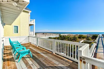Image de Gita Cottage: confortable maison de 3 chambres en front de mer avec une passerelle privée menant à la plage de Carolina.
