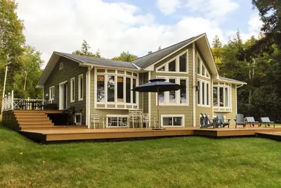 Image de Couchers de soleil spectaculaires Lakefront Cottage Sandy Beach.