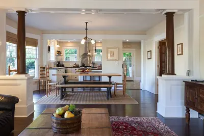 Image de Cascade Chic - Maison artisanale traditionnelle avec des mises à jour élégantes et sophistiquées pour un confort moderne