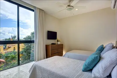 Image de Modern 2br condo, Balcony, Gym, Rooftop pool, Safe building, Free Wifi (407n)