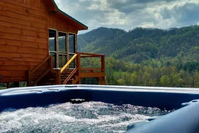 Image de Nouvelle cabine sur une ferme en activité, bain à remous alimenté par une source, des vues, des vaches et un âne!