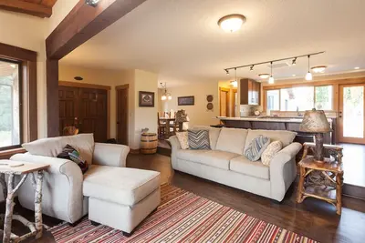Image de Hood View - Parfait refuge moderne, mise Ă jour, magnifique vue sur le capot!