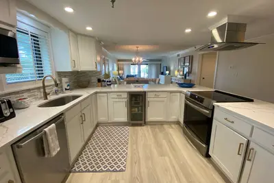 Image de Gulf Front 2br / 2ba ~ Unité de Remodeled w / Parking Couvert ~ Configuration De Plage Inclus!