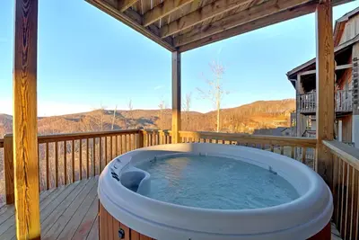 Image de Vous cherchez une évasion mountaintop? Ici! Vues à long terme, bain à remous, salle de jeux et plus encore! Comprend un Biltmore Pass!