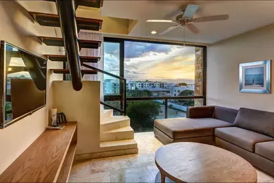 Image de 2br Penthouse, Rooftop pool, bi-level condo, private rooftop, central, Free Wifi (402)