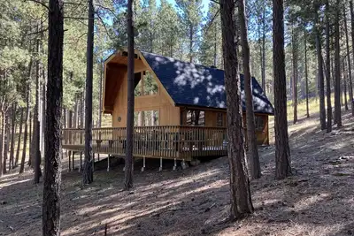 Image de Cozy Three Bedroom Cabin Central Situé à Attractions.