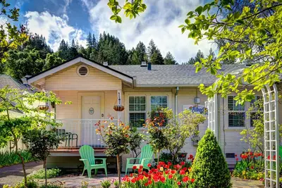Image de Wifi et parking gratuits. Charmant cottage en ville dans la région viticole de Californie