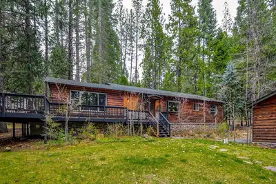 Image de À deux pas du lac Lakemont Pines. . . situé juste en face! 4 chambres, 2 salles de bain complètes et 2 espaces de vie! Équipé d'un chargeur de voiture électrique!