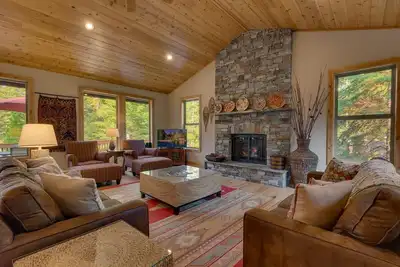 Une promenade dans les bois: 4 Br / 3. 5 Ba quatre chambres à Tahoe Vista, 10 personnes