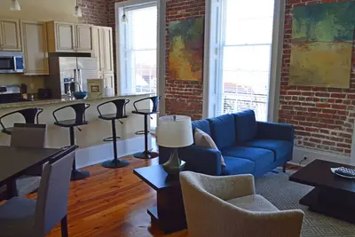 Image de Le Julia Street Condo avec balcon